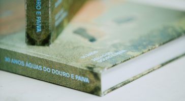 AdDP lança livro comemorativo dos 30 anos: “O futuro corre como um rio”