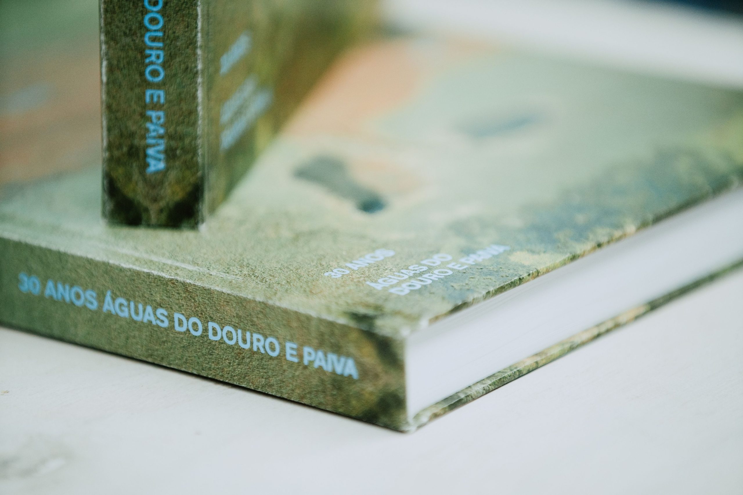 AdDP lança livro comemorativo dos 30 anos: “O futuro corre como um rio”