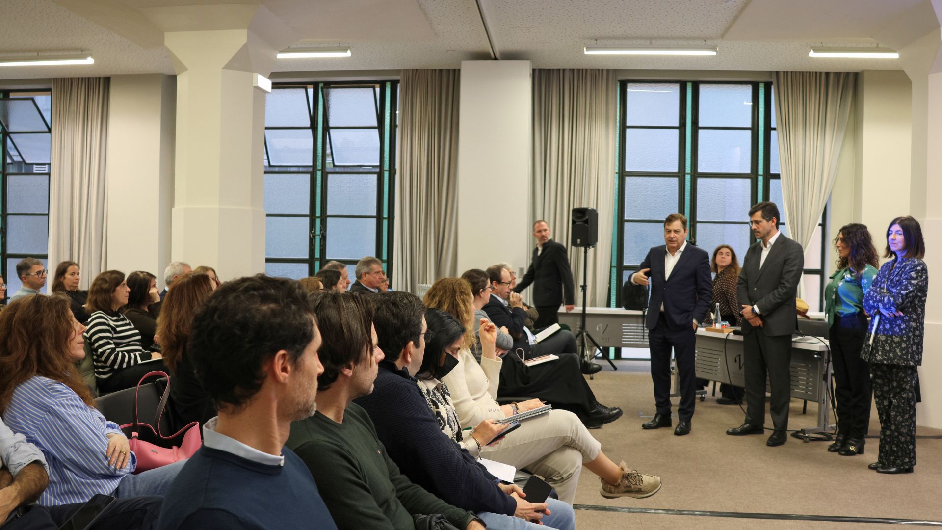 Da estratégia à regulação: Administração e chefias aprofundam conhecimentos sobre a IA com formação