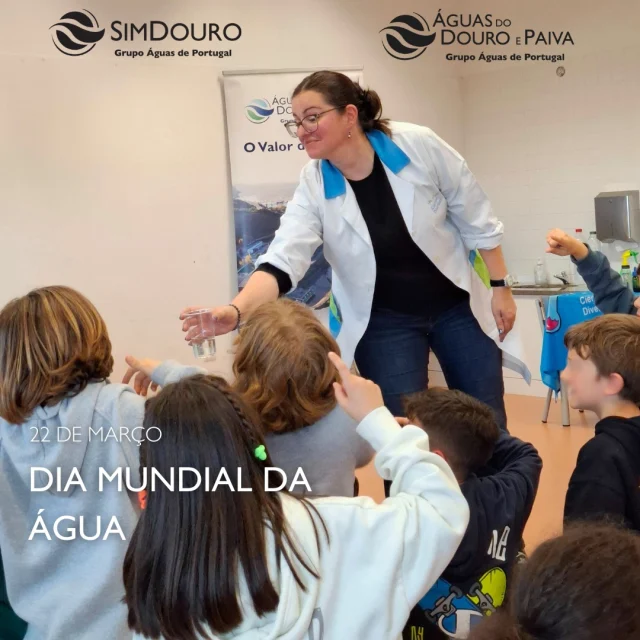 No âmbito do Dia Mundial da Água, celebrámos esta data tão especial, em colaboração com o Município de Espinho com uma palestra “O Valor da Água” para os alunos do 8º ano da Escola Secundária Dr. Manuel Laranjeira. Durante a sessão, abordámos os desafios inerentes à gestão e preservação deste recurso vital, incentivando práticas conscientes e a participação em iniciativas de sustentabilidade hídrica.

Para os mais pequenos, a atividade "Os Guardiões da Água", destinada aos alunos do 4º ano da Escola Manuel Gomes de Almeida, permitiu-lhes explorar de forma interativa o fascinante mundo da água – desde os seus processos e estados físicos, o seu percurso até chegar às nossas torneiras, evidenciando os impactos da sua má utilização.

Juntos, estamos a construir um futuro mais sustentável e consciente. 💙💦
#DiaMundialDaÁgua #Sustentabilidade #EducaçãoAmbiental #Espinho#ÁguasdoDouroePaiva #AdDP #SIMDOURO